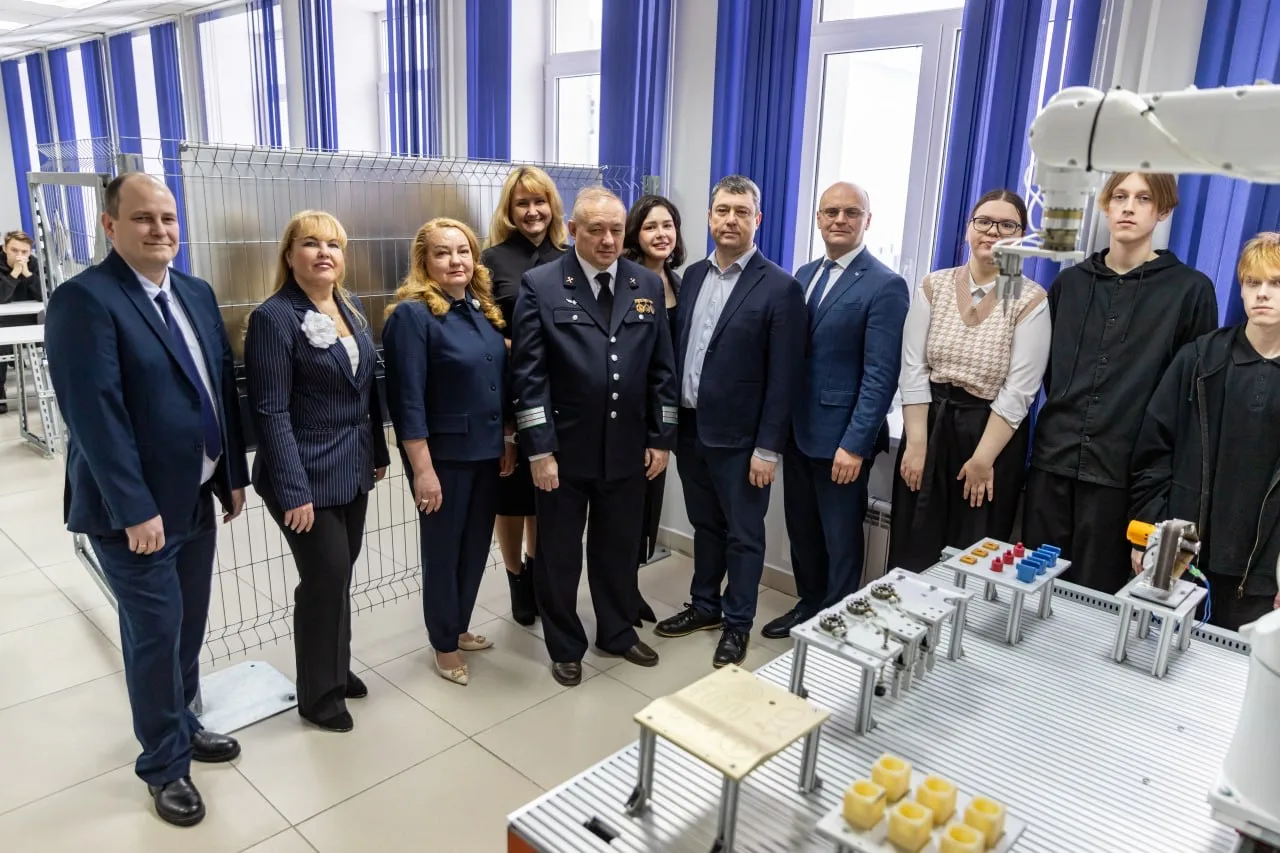 🤖В Уральском госуниверситете путей сообщения открылась высокотехнологичная лаборатория промышленной 