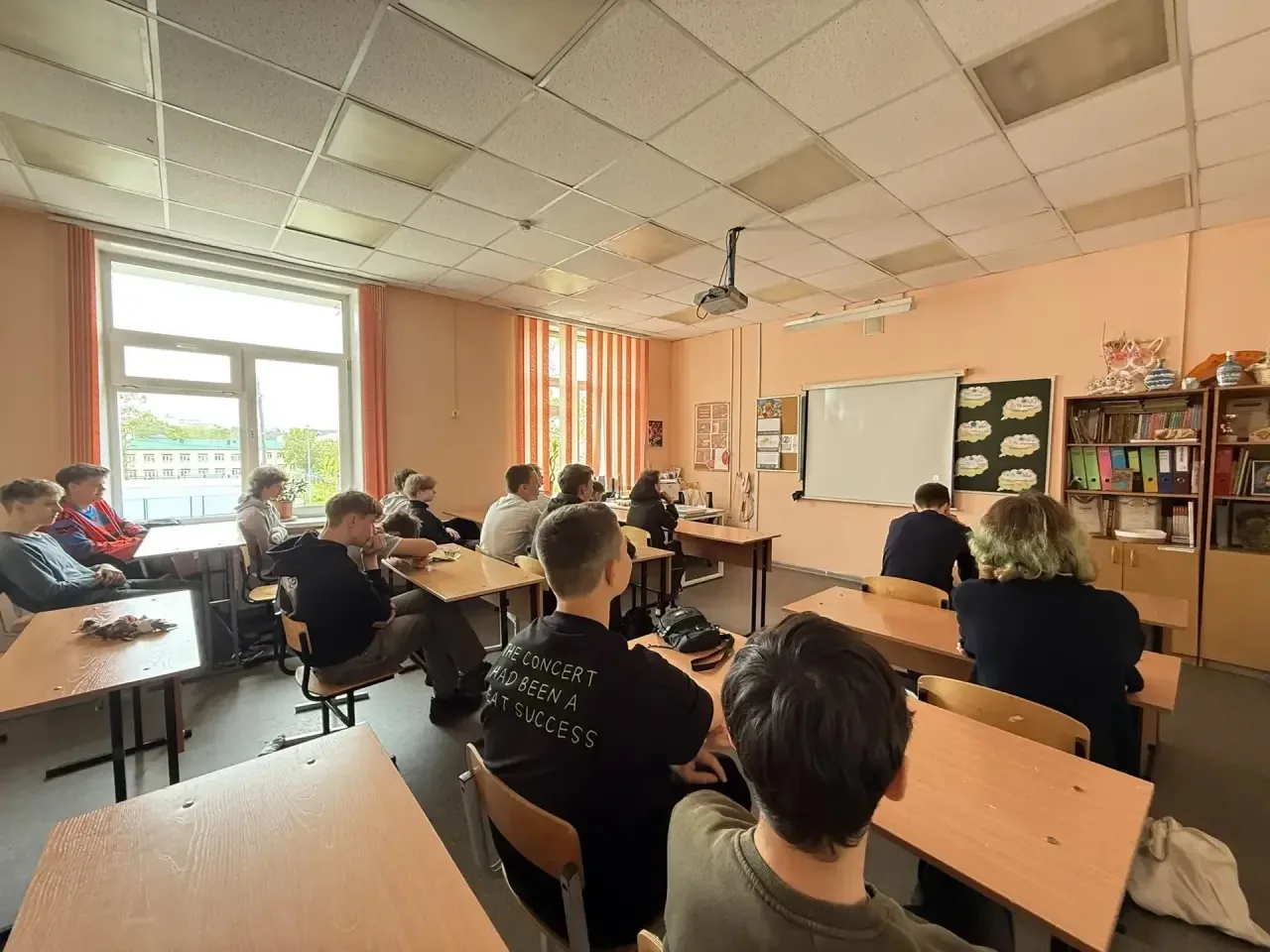В трудовом отряде состоялся просмотр и обсуждение фильма «Бессмертный гарнизон» 🎬🇷🇺.

Фильм расск