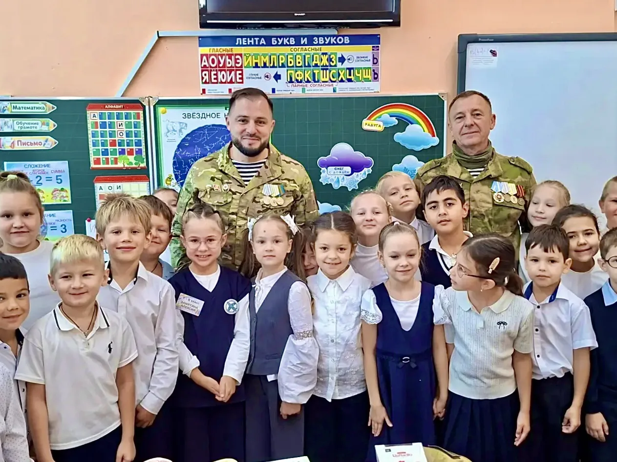 В рамках празднования Дня гражданской обороны с учащимися 1-В класса была проведена поз...