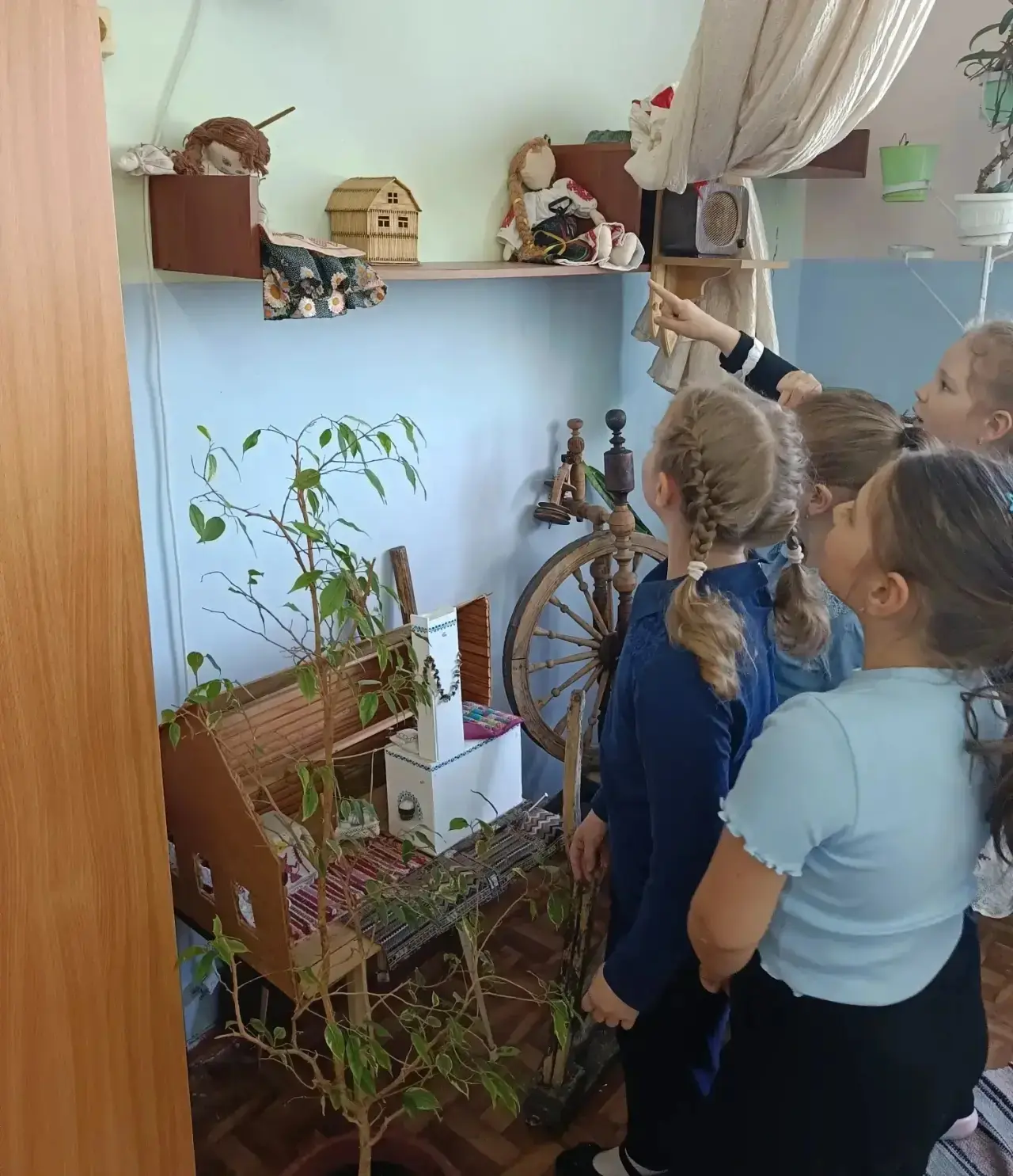 🏛️✨ Ко Дню музеев наши первоклассники впервые заглянули в школьную музейную комнату!