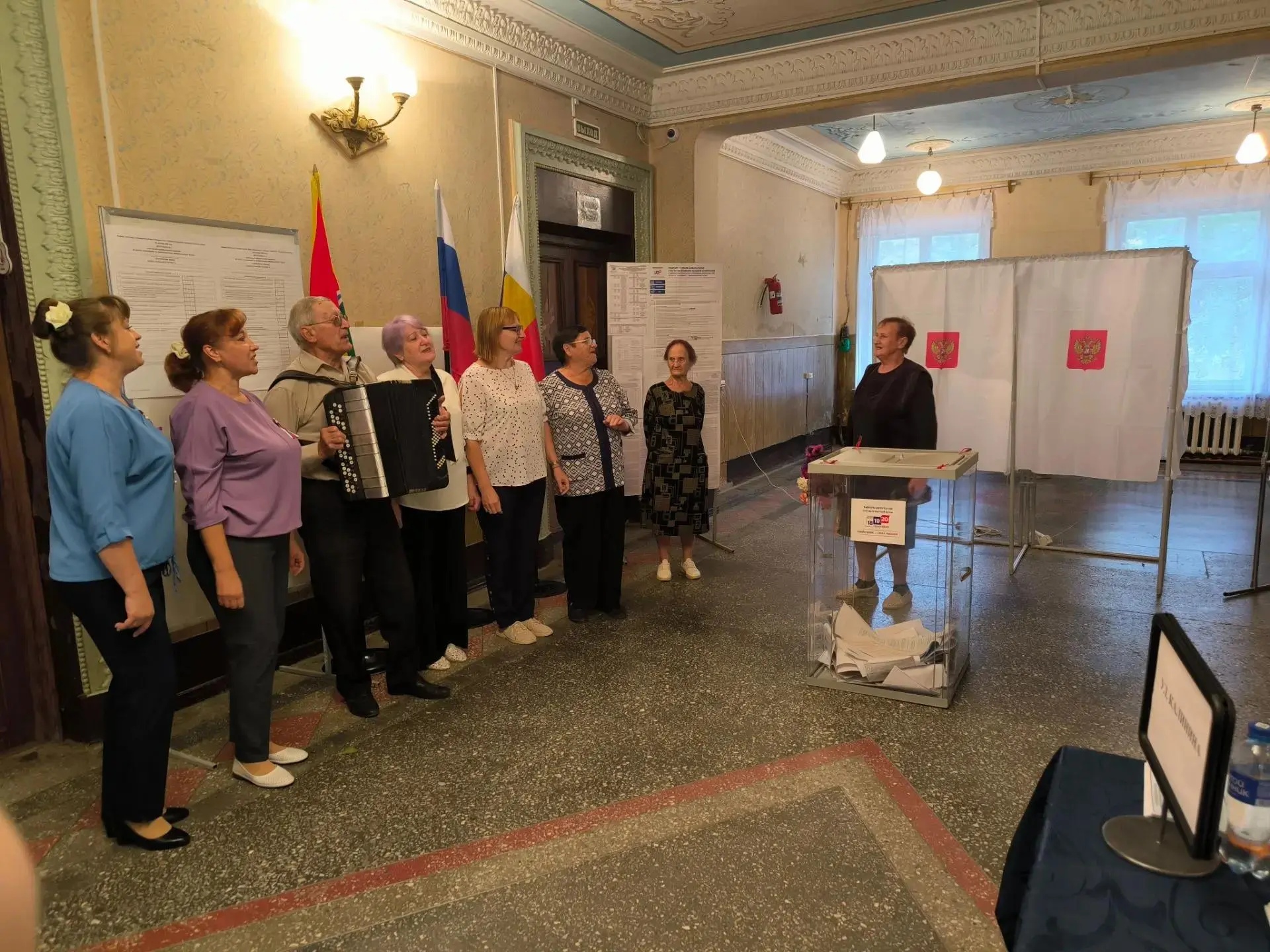 18 сентября, в первый день голосования, работники Богородицкого ДК поздравили Данилову ...