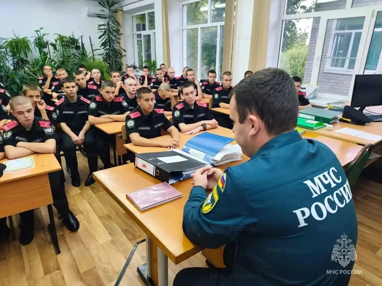 В кадетском корпусе г. Курганинска пожарные провели беседу о преимуществах поступления ...
