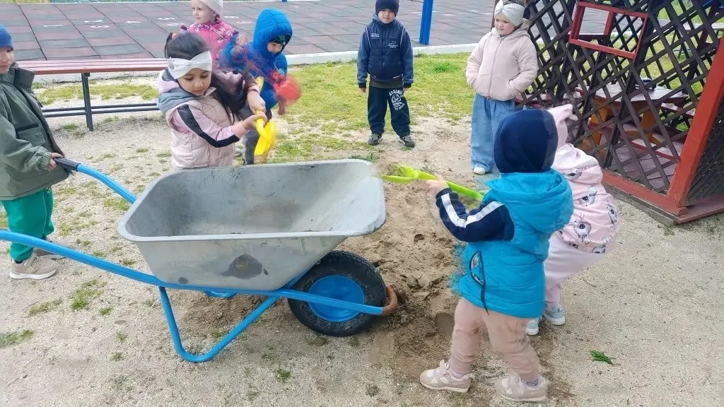 🚛 ✏️ Маленькие помощники и большая техника: насыщенный день в саду!