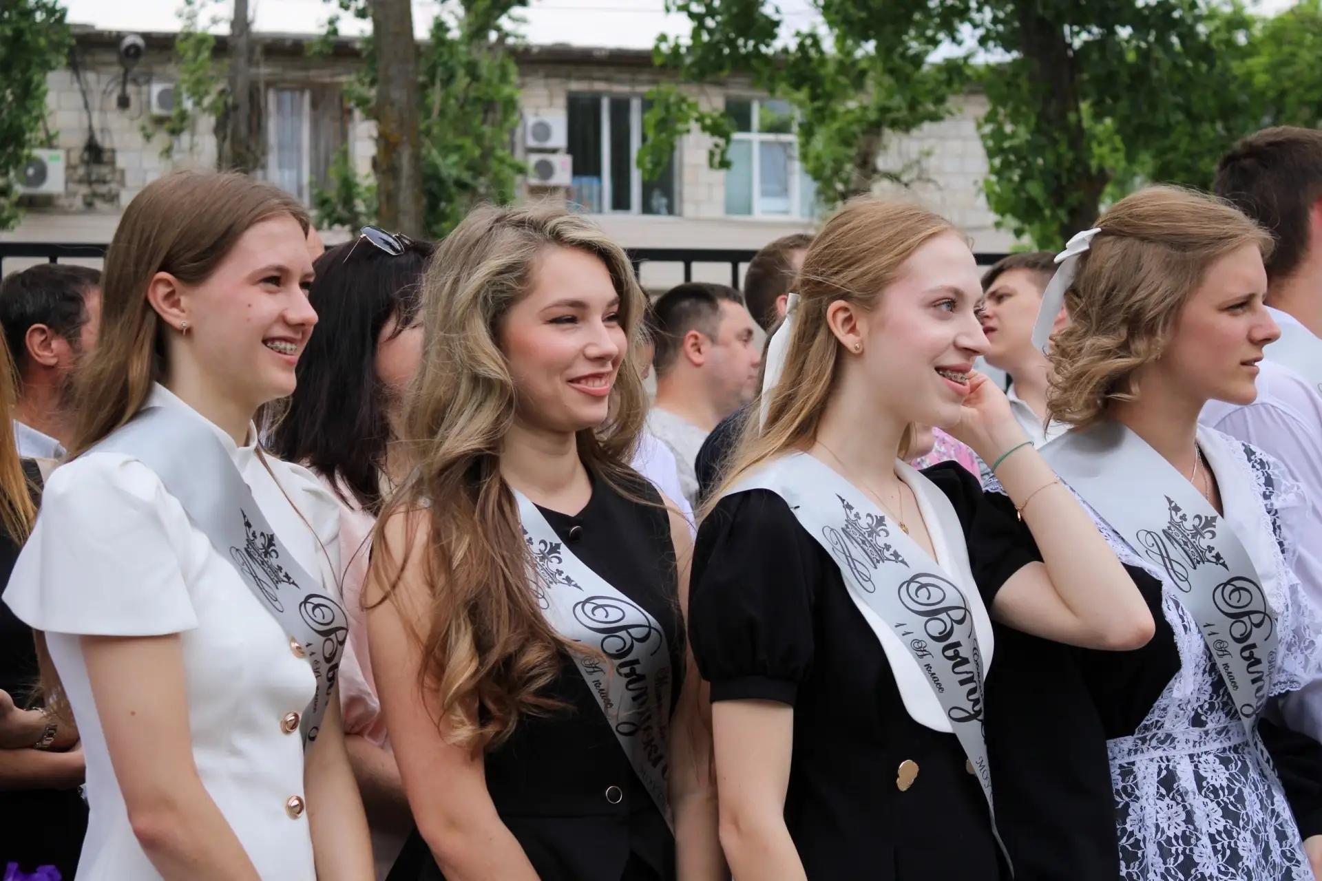 Выпуск 2026: ваш личный «зелёный» код  Говорят, школа даёт багаж знаний. Но мы-то с вами знаем: это 