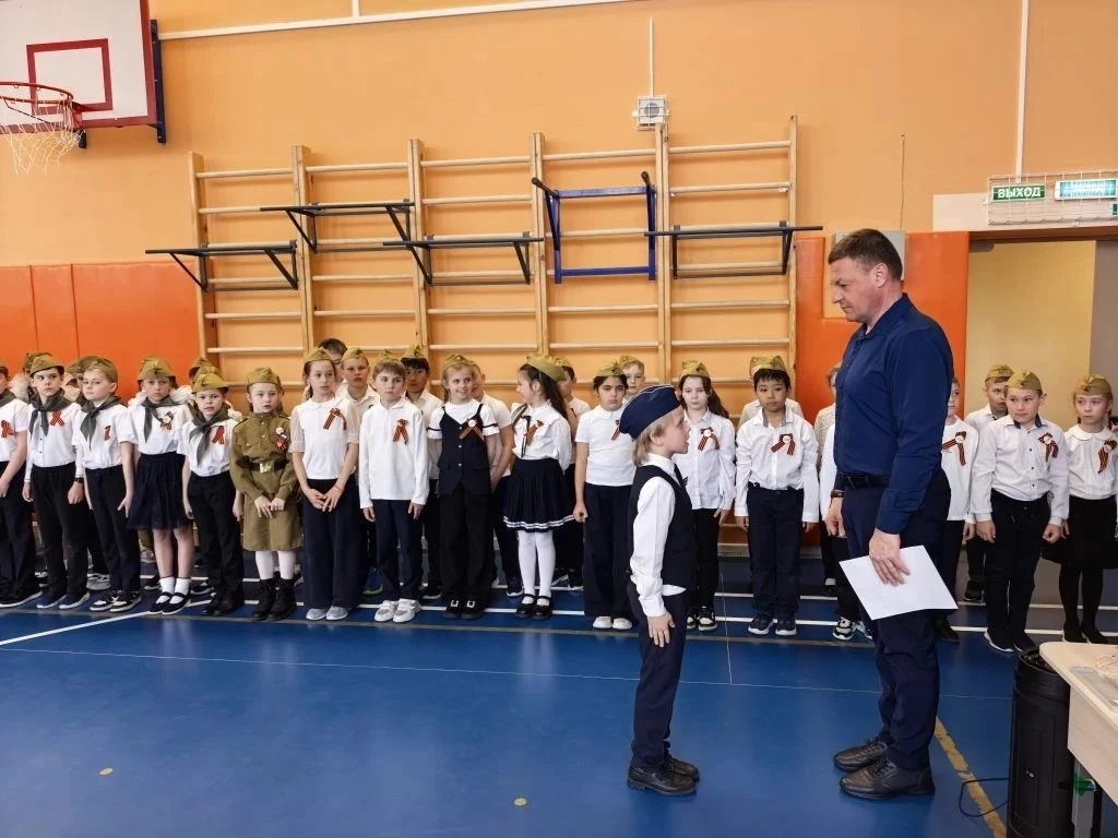🎶 Строем — к Победе!  В честь 81-й годовщины Победы в Великой Отечественной войне в школьном корпусе