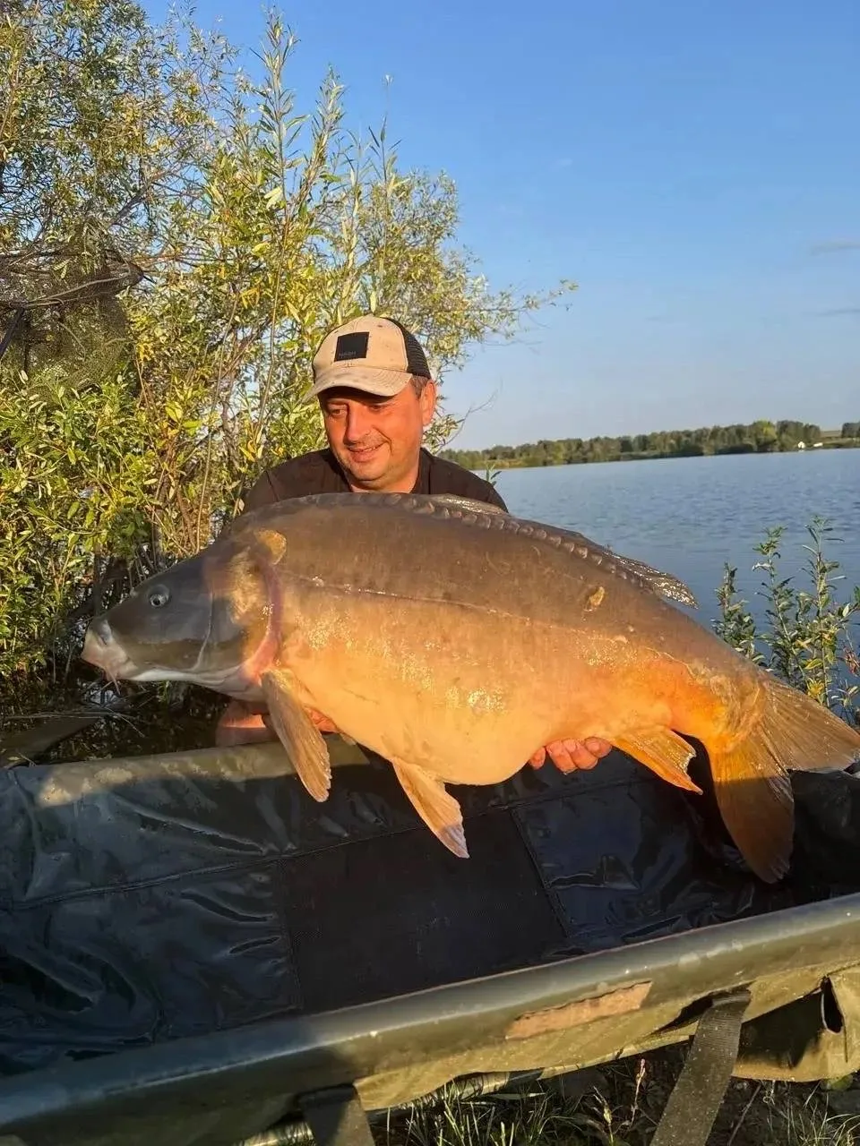 Пока стоит хорошая погода кемеровские карпятники ловят огромных рыб 🎣