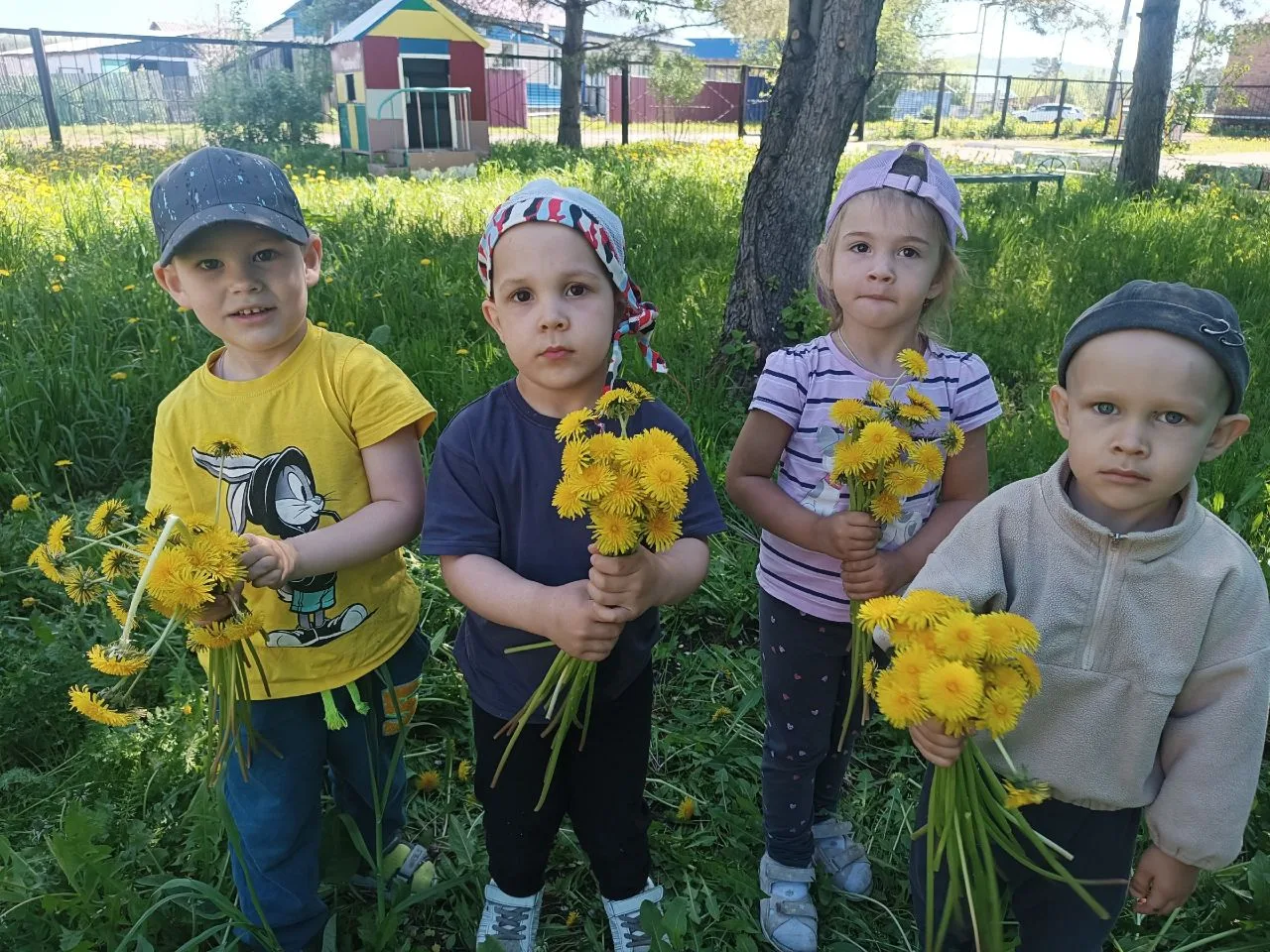 🌿 Прогулка с пользой: изучаем природу и делимся теплом!

Сегодня наши ребята из второй младшей груп