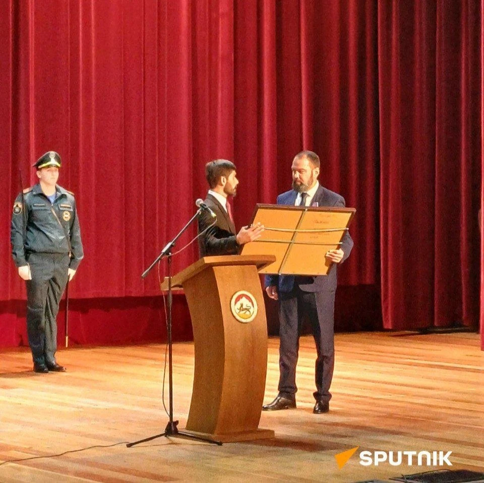 Глава МЧС Абхазии Алиас Авидзба наградил коллег из Южной Осетии.