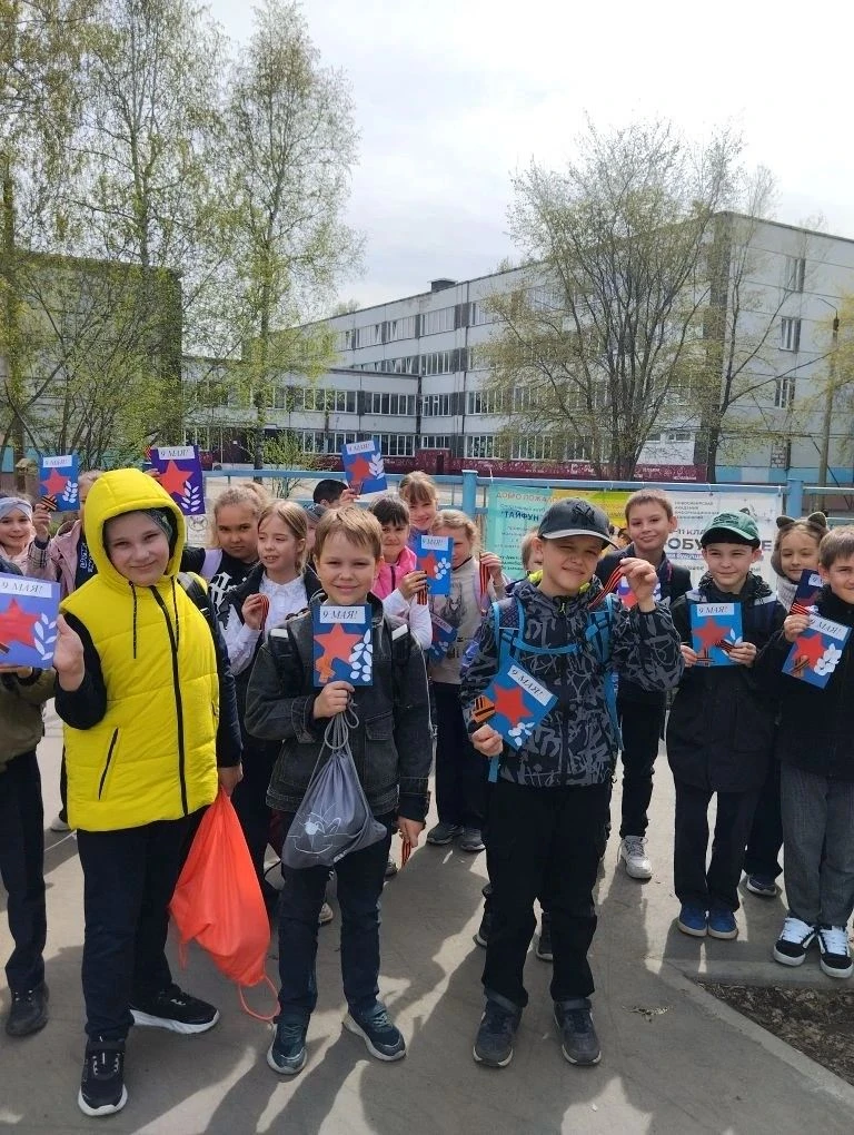 В преддверии 9 мая во 2"Б" классе прошёл мастер-класс по изготовлению поздравительных открыток 🎨✂️  
