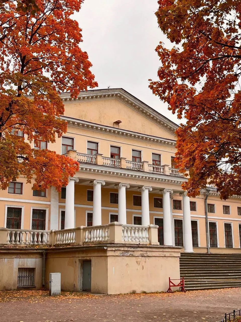 Самая яркая осень Петербурга спряталась у Юсуповского дворца