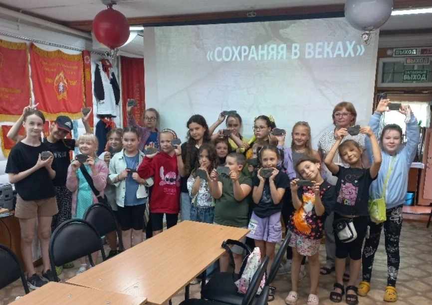 Древние наскальные изображения - петроглифы являются страницами, на которых записана ис...