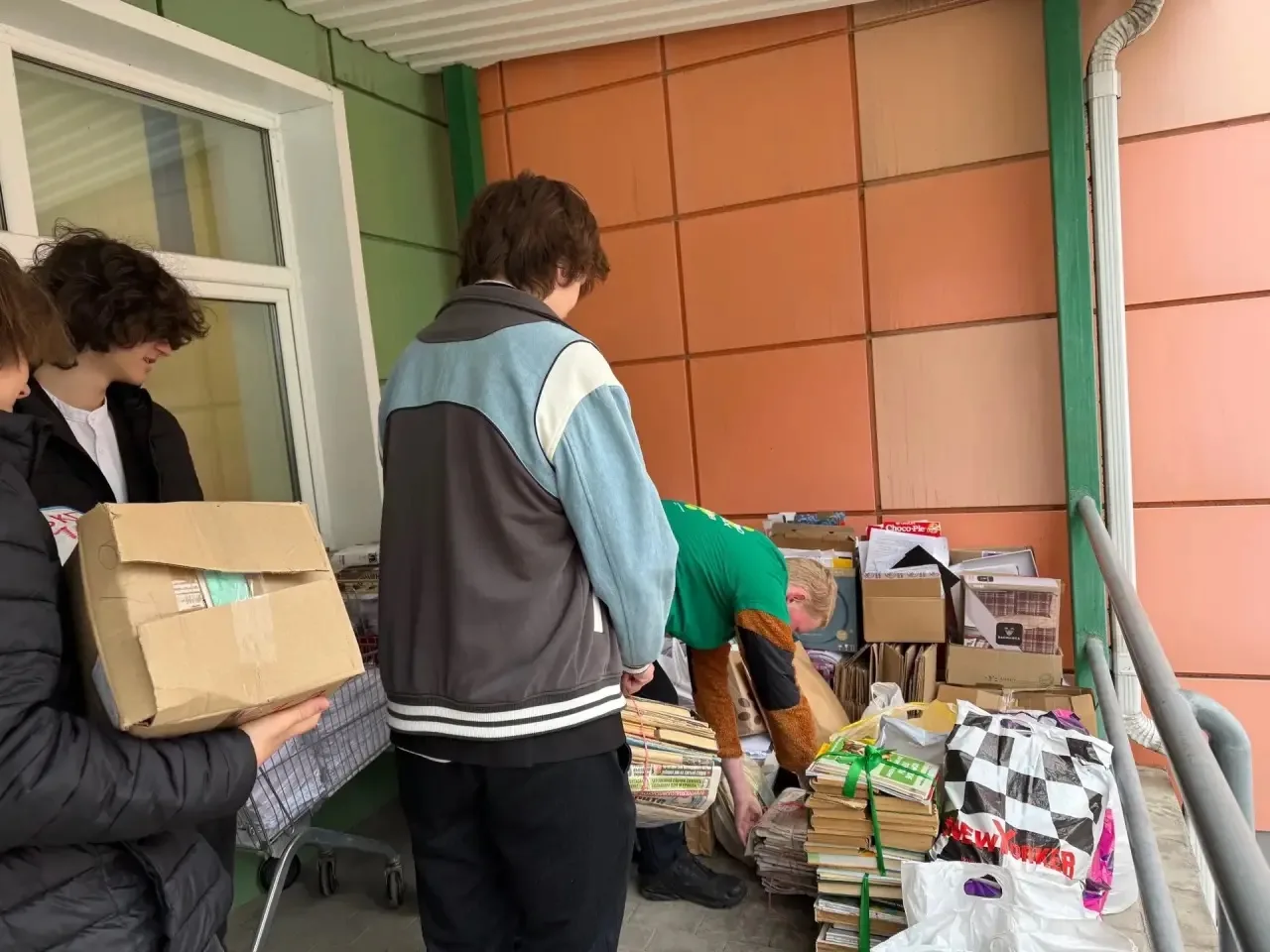 Сегодня в школе №101 прошёл сбор макулатуры  Ученики и сотрудники школы активно приняли участие в эк