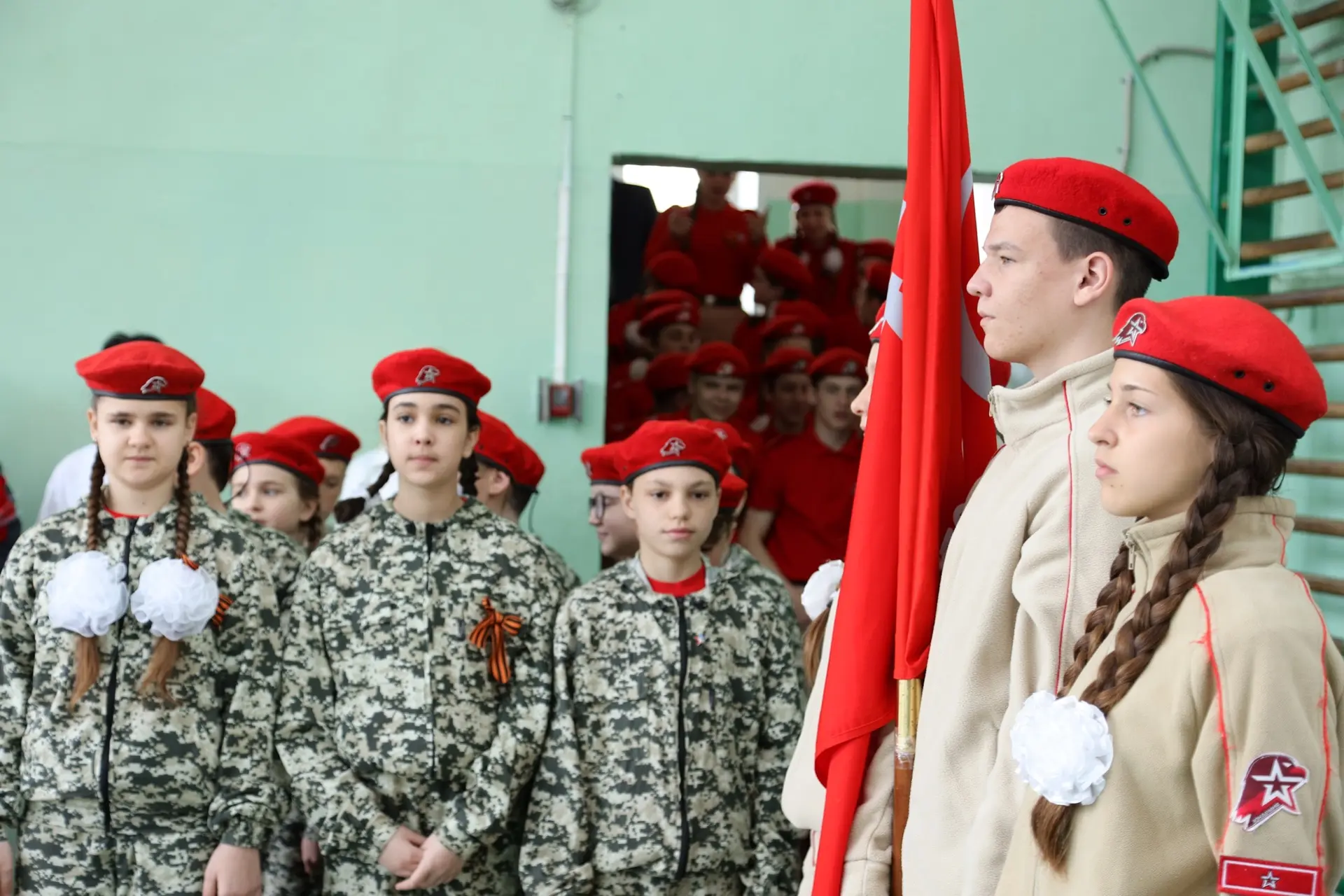 🚩 В гимназии №4 прошла торжественная линейка, посвященная Дню Победы!  Этот день собрал учеников и у