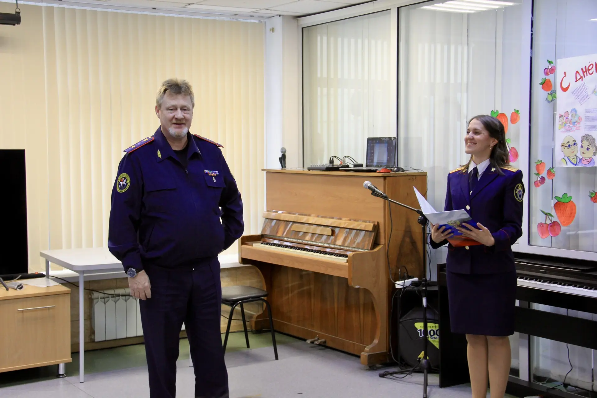 В Красноярске офицеры СК России поздравили старшее поколение с Международным днём пожил...