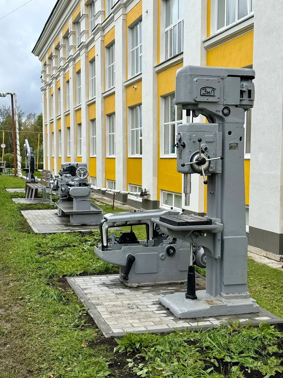 🏭 Необычная аллея рядом со швейной фабрикой в Кизеле — здесь под открытым небом размес...