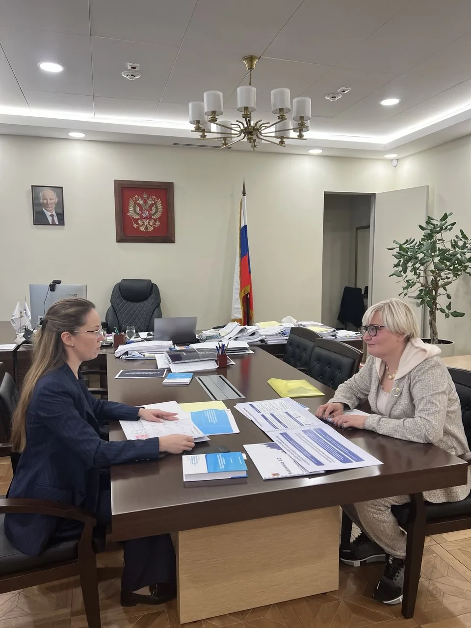Работаю в Москве, провела несколько встреч в Министерстве просвещения России.   📖С заместителем мини