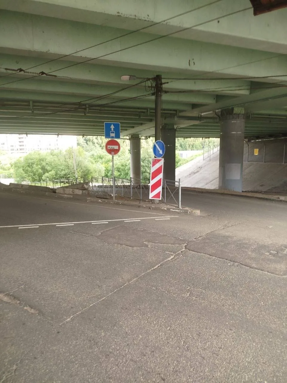На Расторгуево под мостом таксист паркуется на повороте