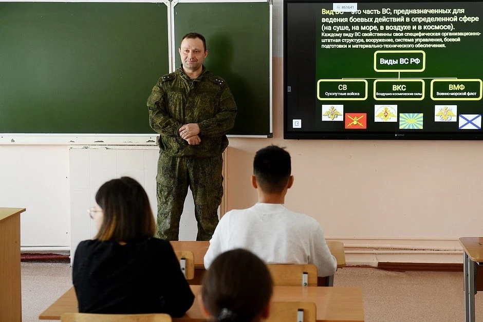 Школьникам значительно усилят военную подготовку — Минпросвещения РФ.