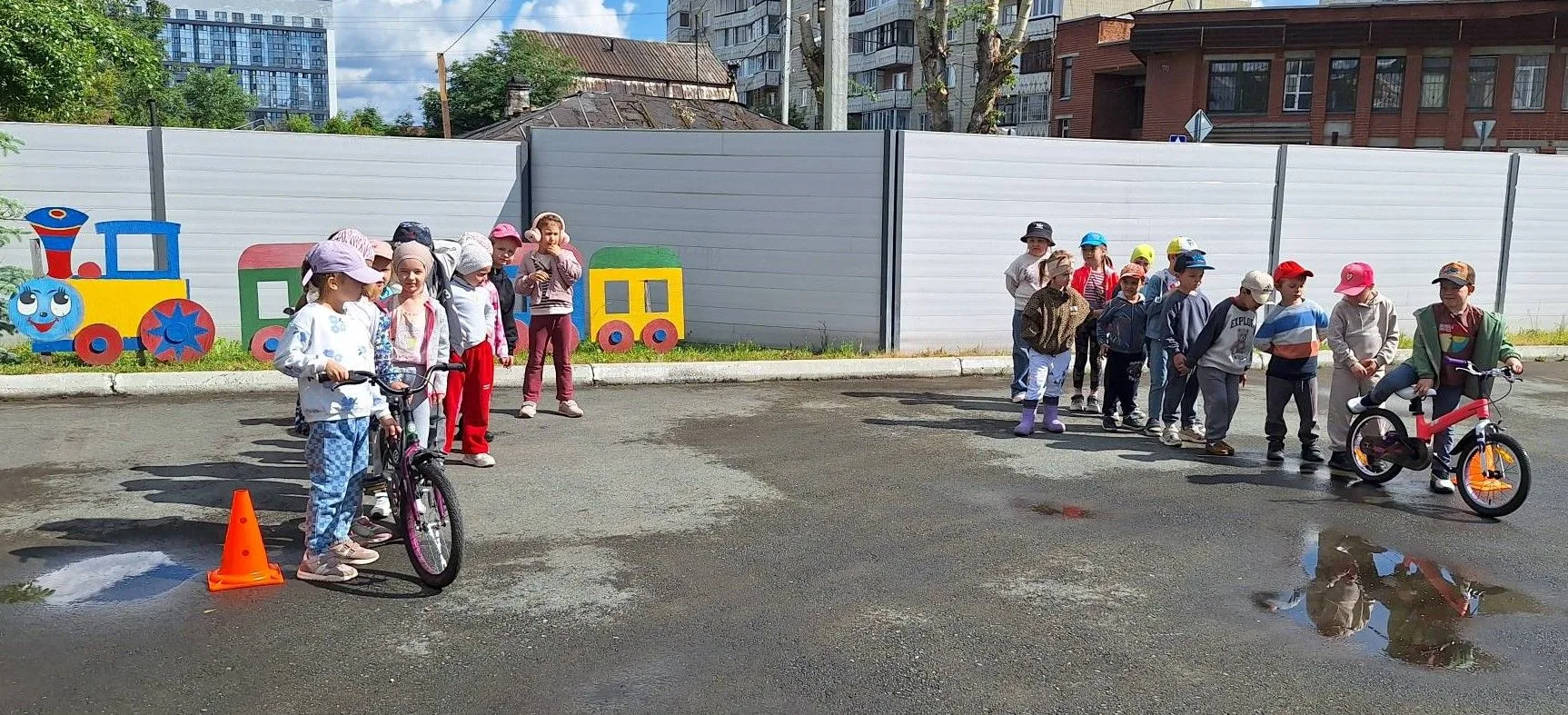 В детском саду отметили Всемирный день велосипеда под чутким руководством инструктора п...