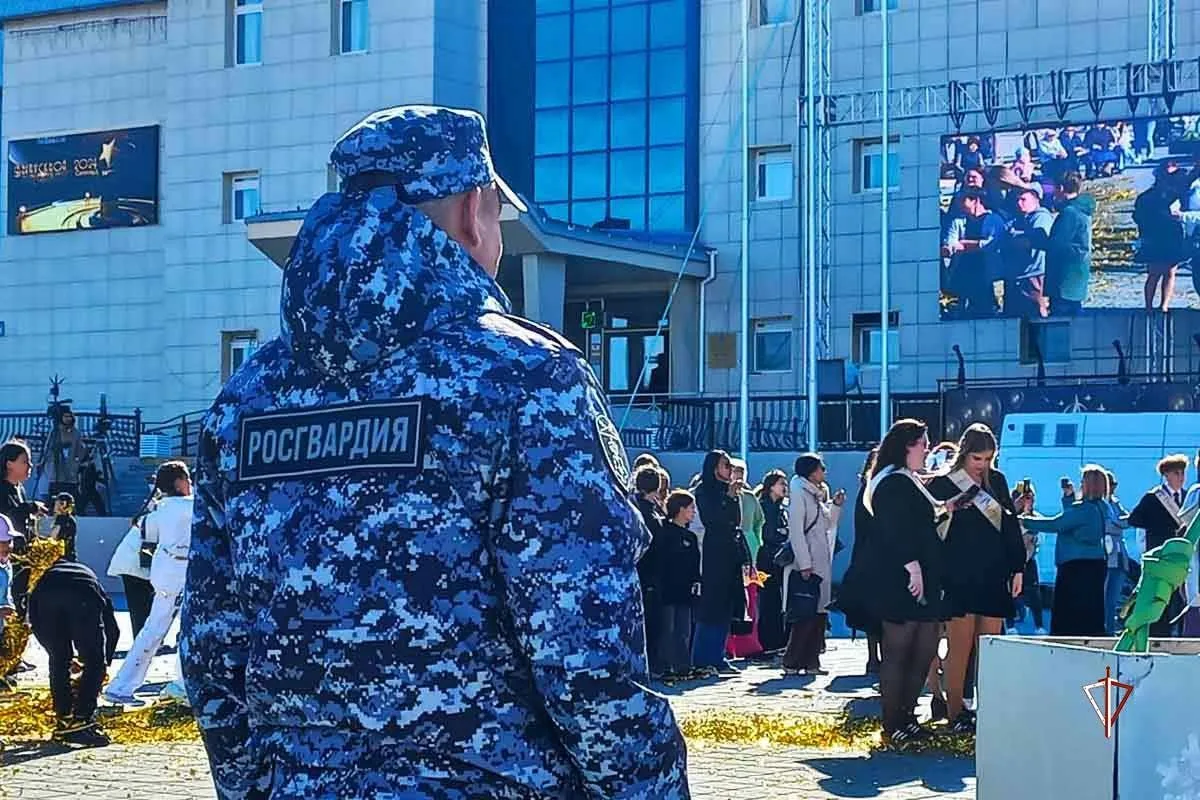 В Салехарде усилят меры безопасности во время последних звонков!🚔  Полицейские пересмотрят маршруты 