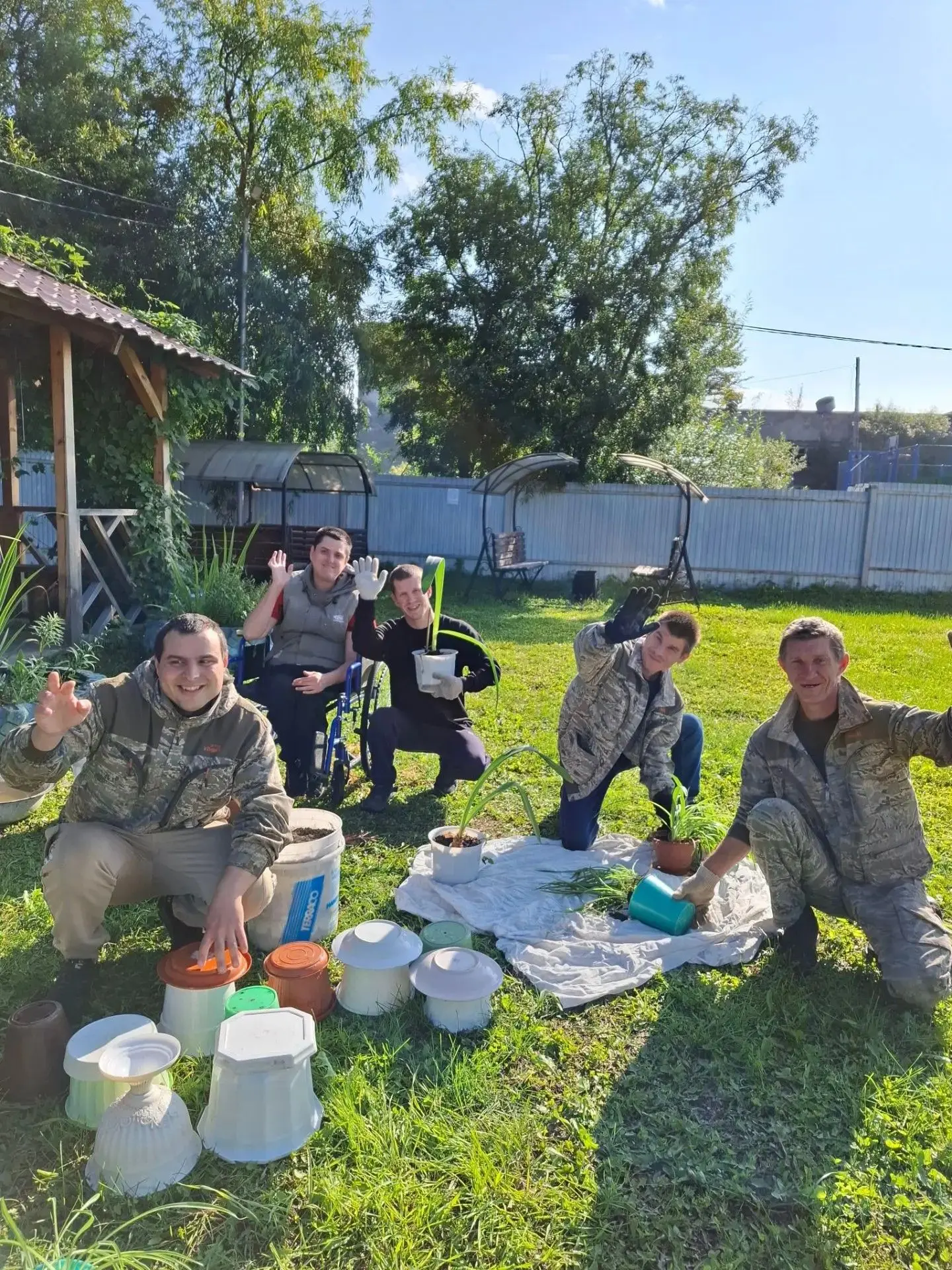 В рамках еженедельной гарденотерапии пересаживаем комнатные растения.🪴 Готовим их к зи...