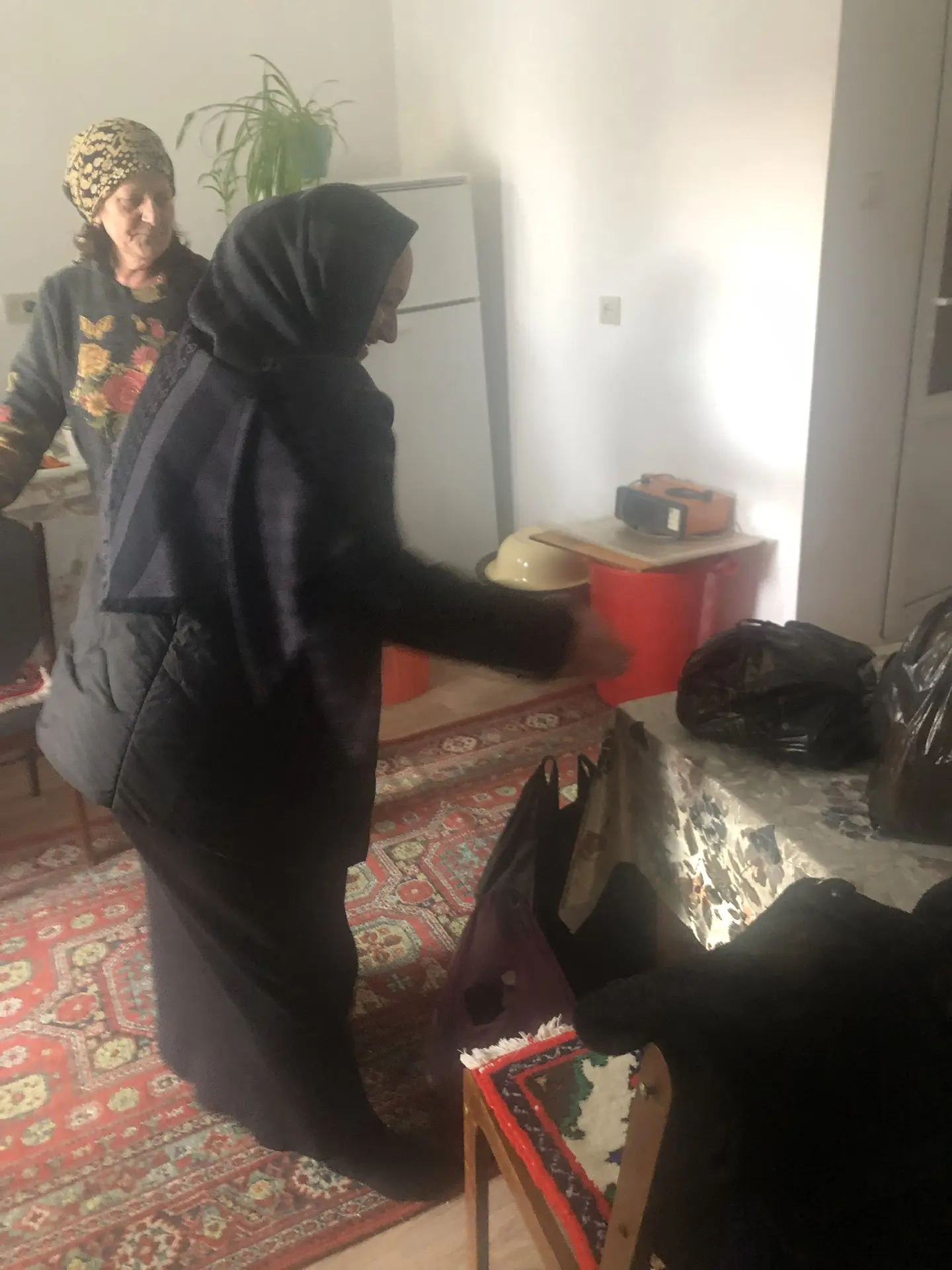 Будни социальных работников . Социальный работник Исаева Р доставила продукты питания для для свой о