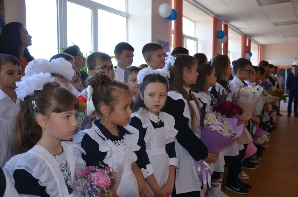 МБОУ "Краснокутская СОШ  имени Д. В. Свиридова" Боковского района  присвоено имя Героя ...