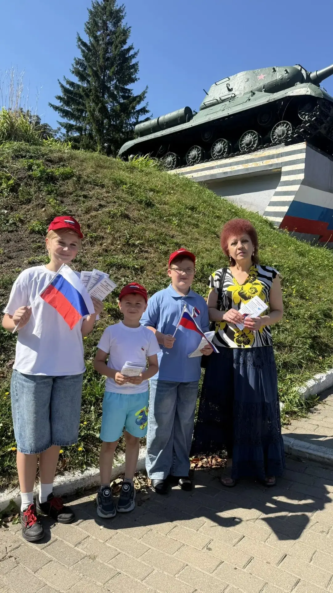 Сегодня активисты "Движения Первых" нашей школы приняли участие в акции " СИМВОЛ НАРОДА...