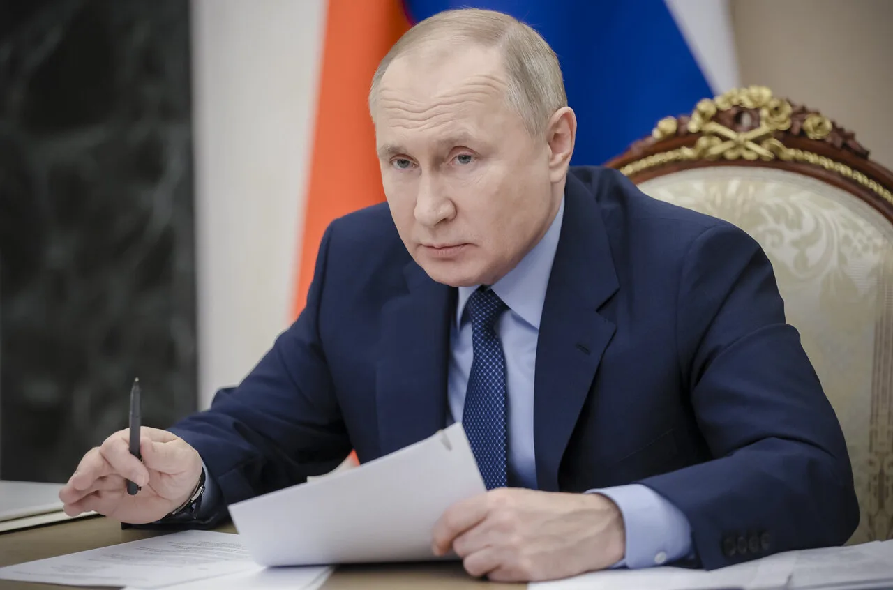 Президент РФ Владимир Путин выступил с видеообращением по случаю Дня железнодорожника.
