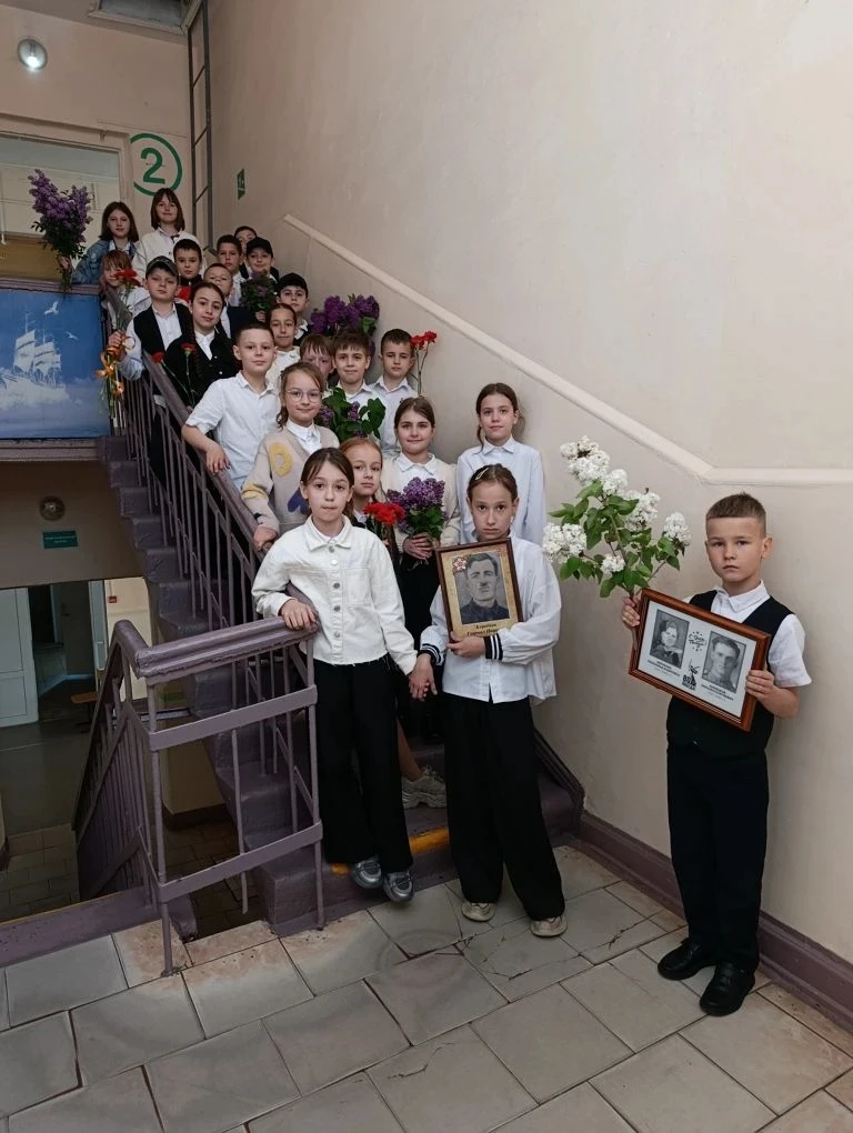 ✏️В День Победы учащиеся школы возложили цветы к памятнику героям войны, отдав дань памяти тем, кто 