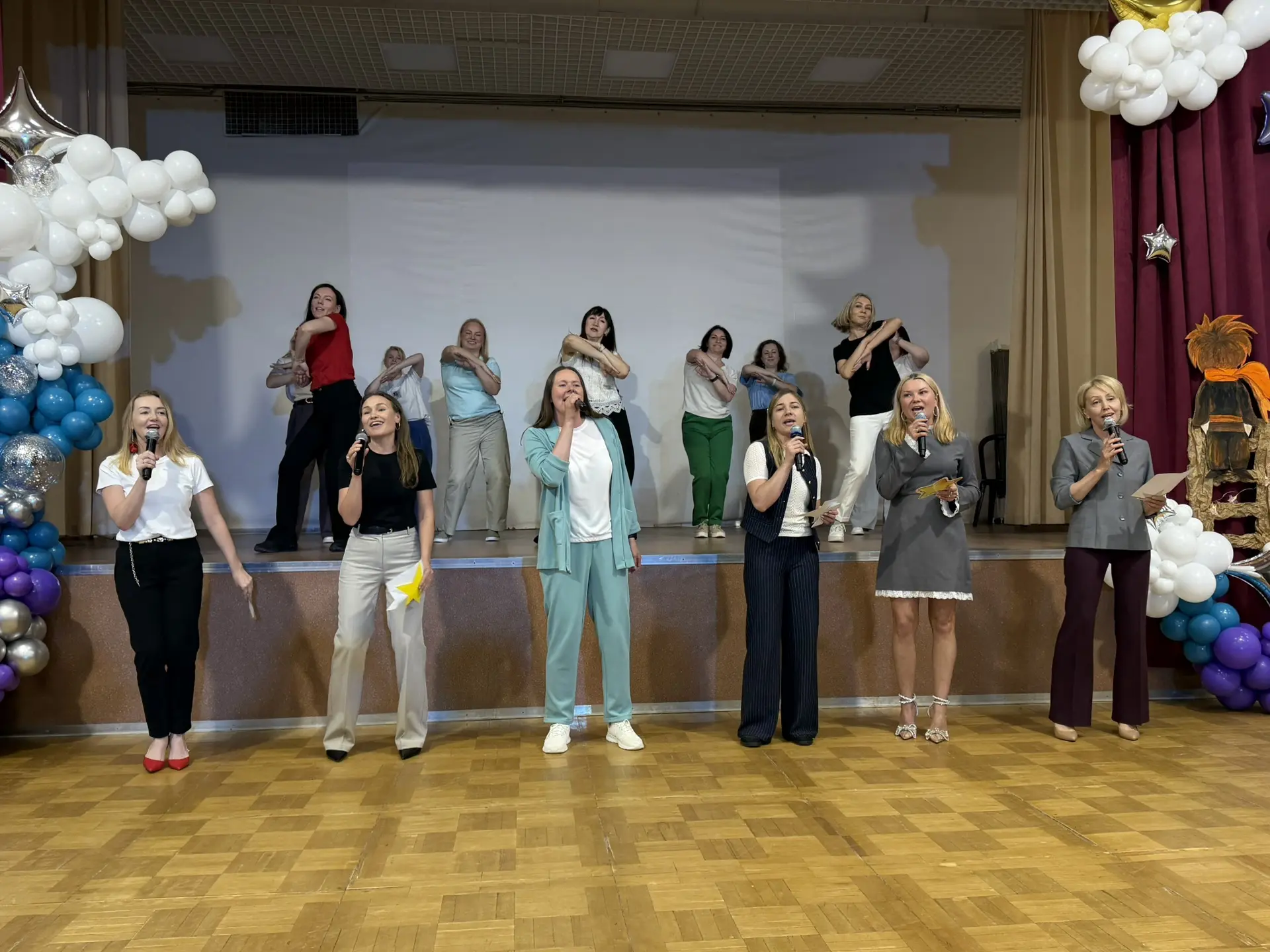 🔔📸 Больше фотографий с последнего звонка начальной школы здесь:  https://vk.ru/album-58643226_312603