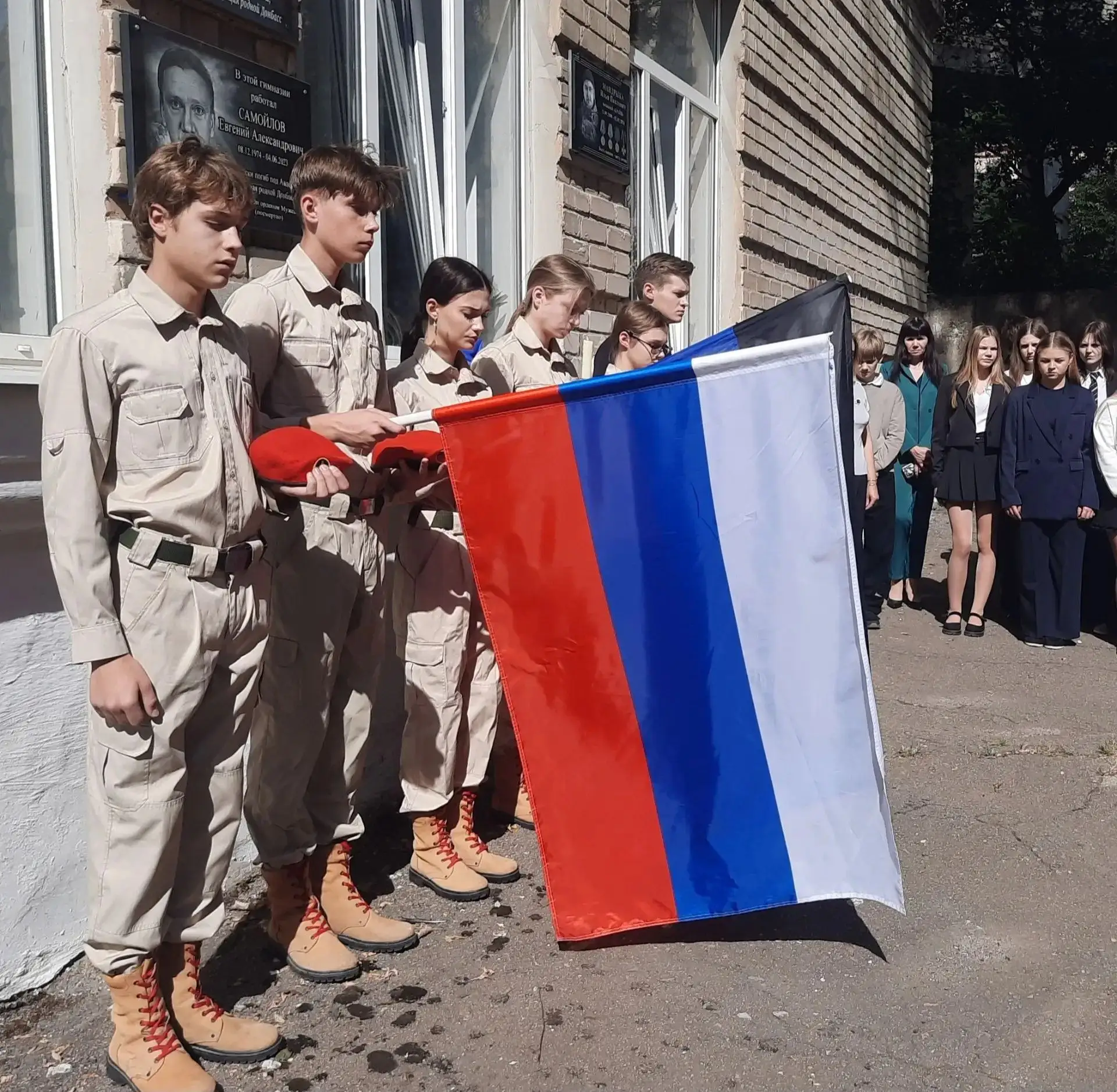 В День освобождения Донбасса, 8 сентября, в ГБОУ "Гимназия г. о. Торез" открыли мемориа...