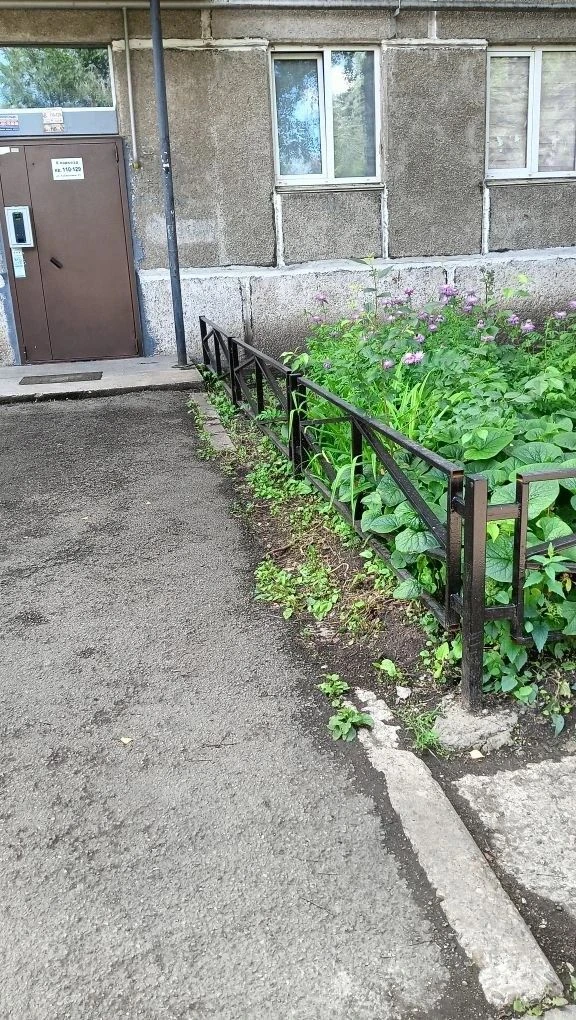 После завершения работ по предыдущему адресу была успешно выполнена установка металлического огражде
