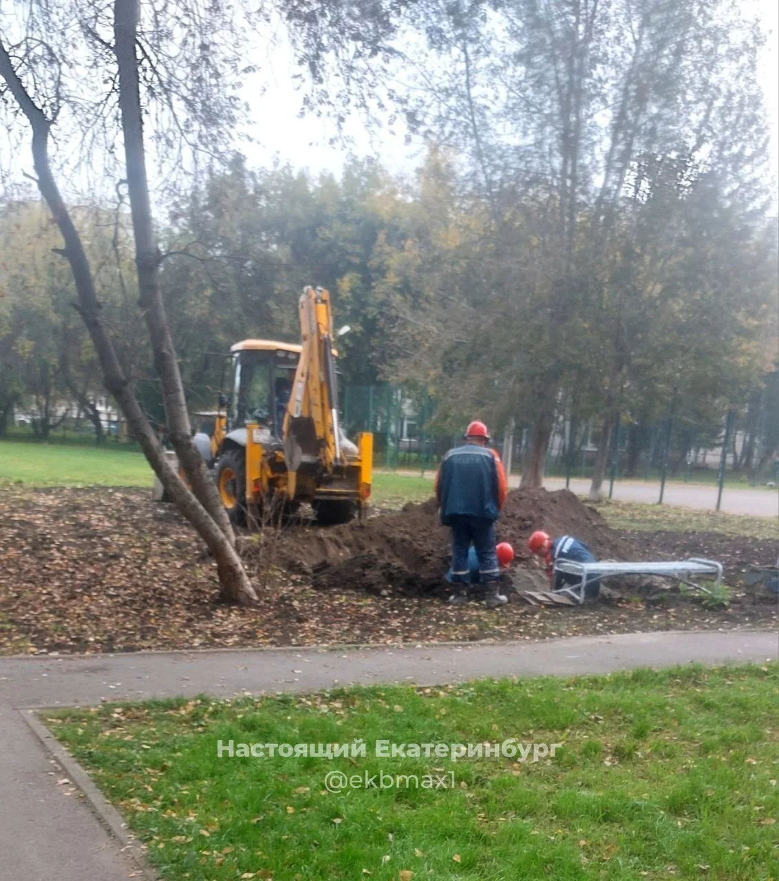 Только закопали, прибрали на Новгородцевой, 17 и опять разрывают. Опять кабель поврежде...