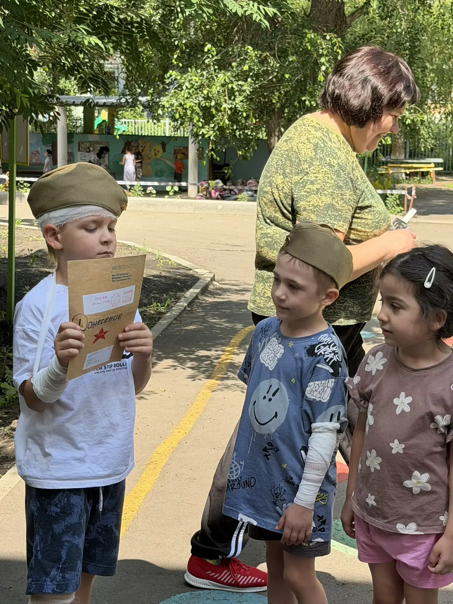 В детском саду прошла военно-патриотическая игра «Зарница»! 🎖️
Ребята превратились в настоящих бойц