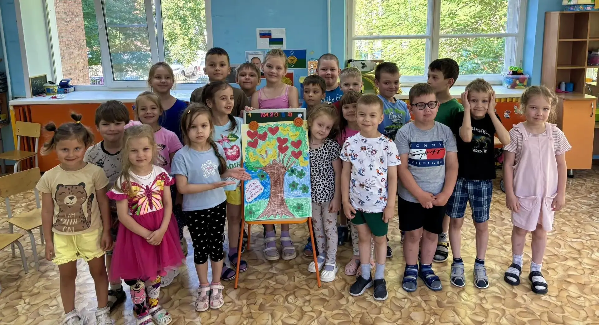 🌸 «Дерево добрых пожеланий» выросло в нашем детском саду!
Ребята группы √ 9 совместно с воспитателе