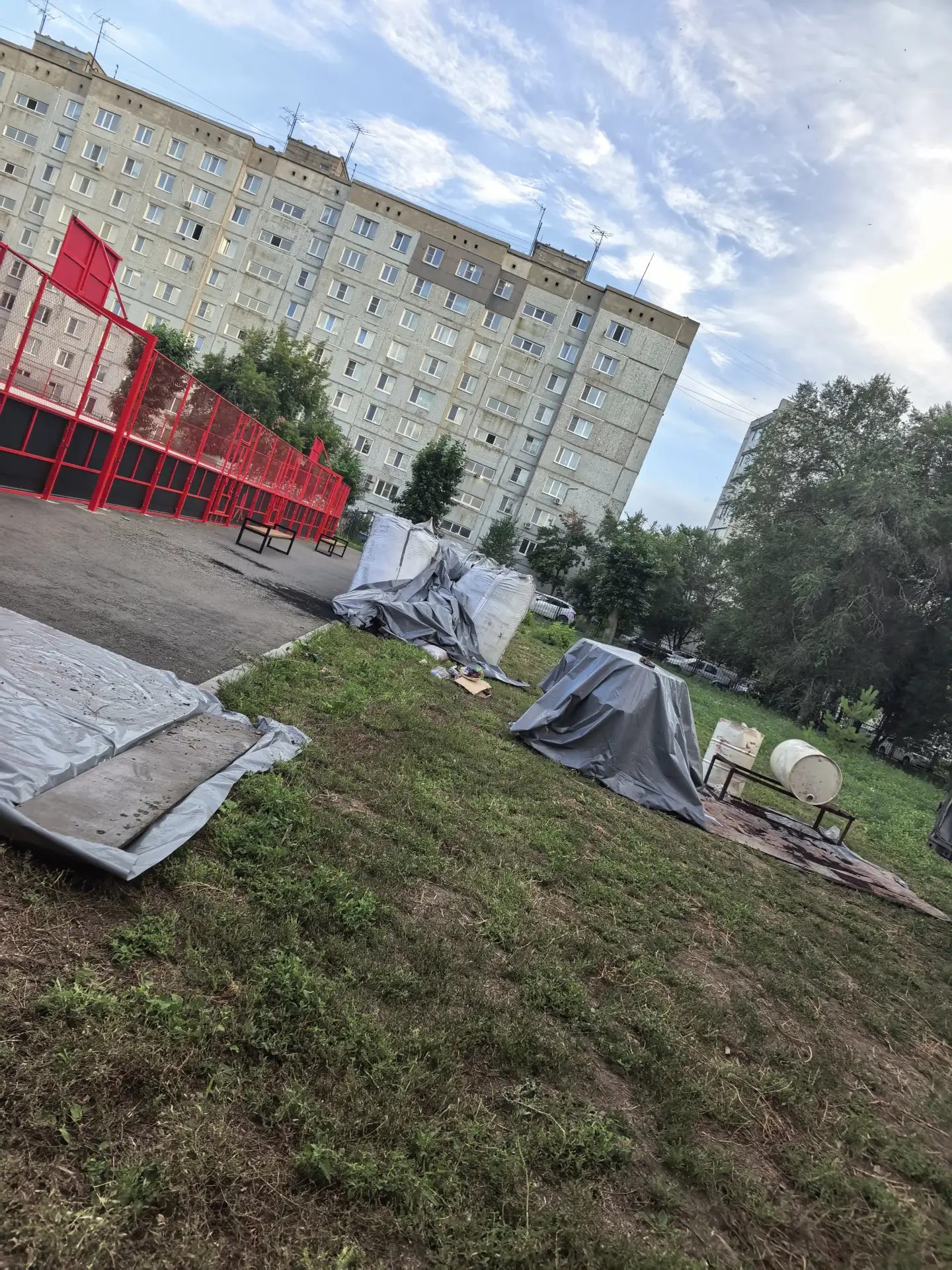 Уважаемые родители и жители микрорайона!

На территории хоккейной площадки ведутся работы по установ