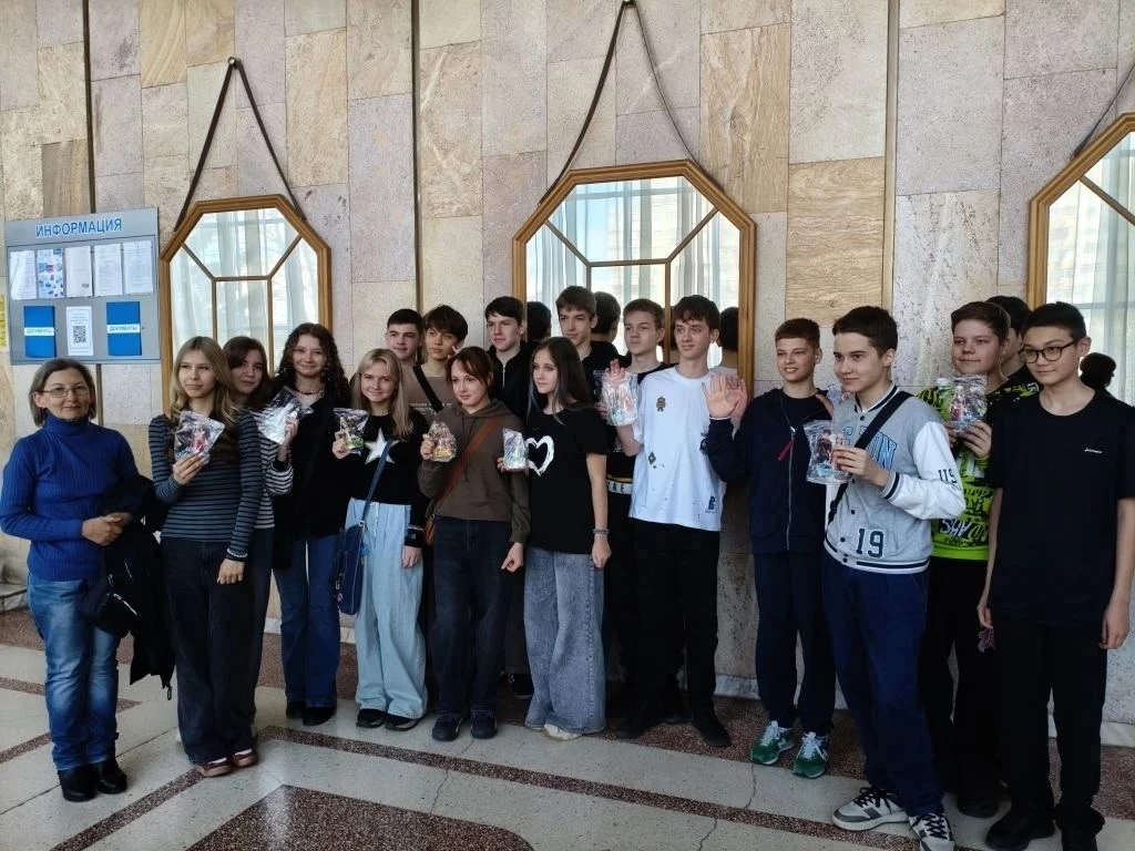 Знатоки из 7а победили в квизе "Мозаика народов России"🇷🇺   Сегодня ученики 7а и классный руководите
