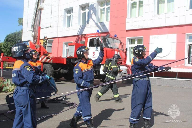 🚒 Потушили огонь в школе: в Орле сотрудники МЧС России отработали алгоритм действий по...