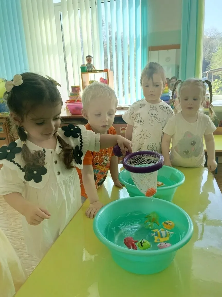 Игры с водой — это не только увлекательное, но и очень полезное занятие для малышей гру...