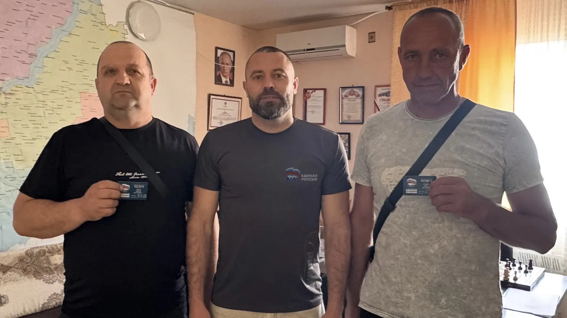 🌳 Работники лесхоза вступили в «Единую Россию»: депутат вручил партийные билеты стража...