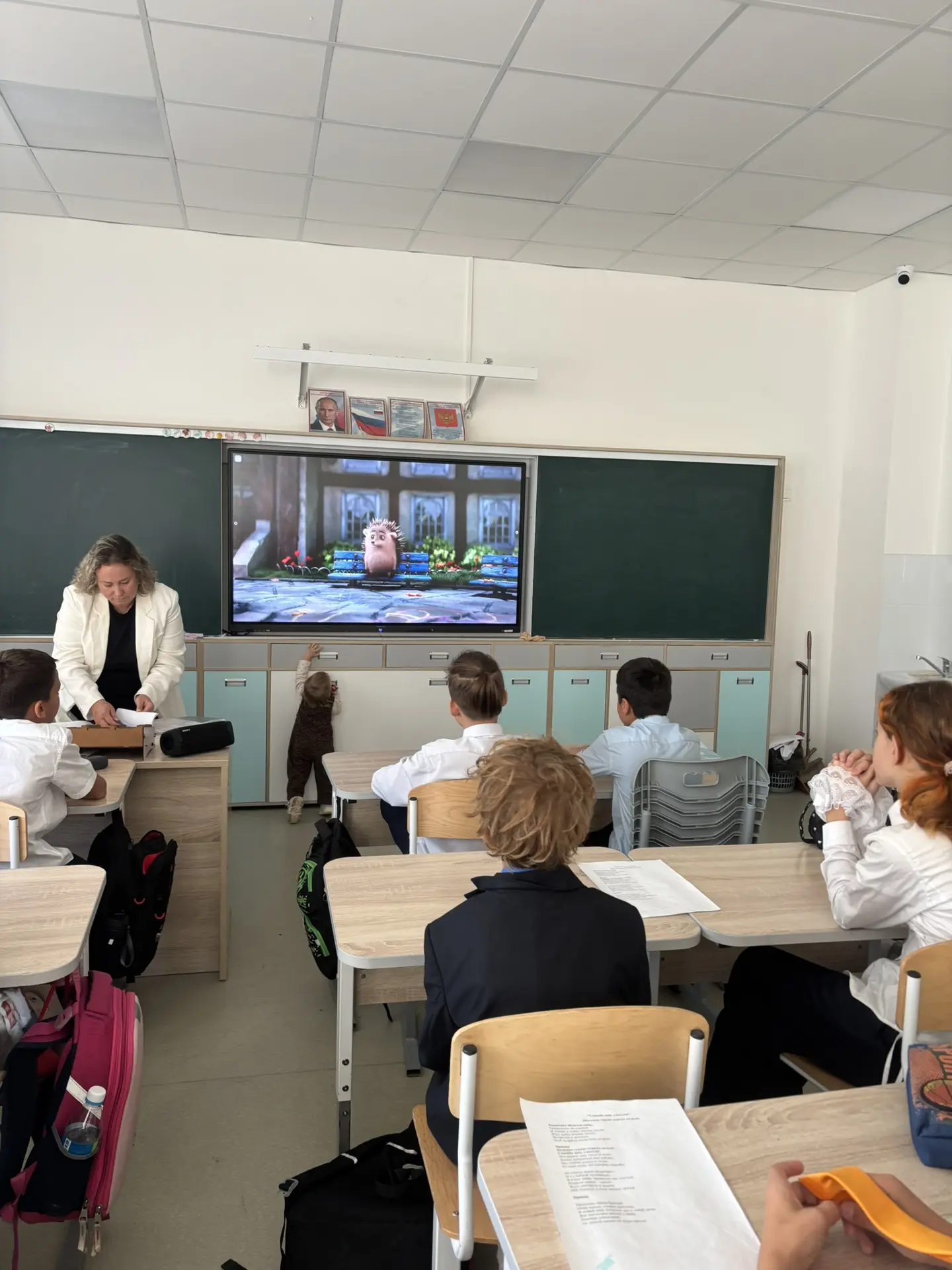 2 октября в 5-х классах прошел просмотр мультфильмов о дружбе и травли совместно с педа...