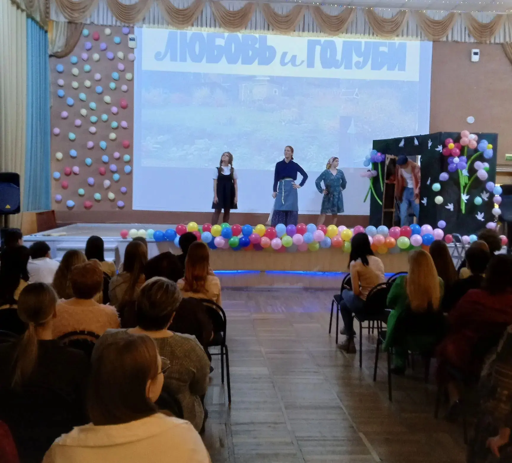 Весенний праздник в стиле «Любовь и голуби» 🕊️💖  6 марта в нашей школе произошло маленькое чудо! В э