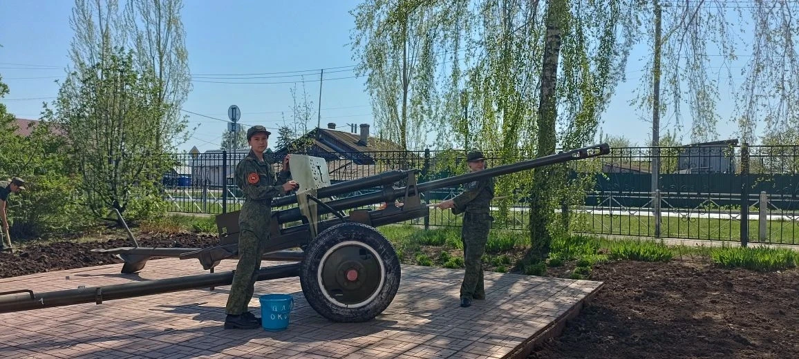 Учащиеся нашей школы активно продолжают облагораживать пришкольную территорию.