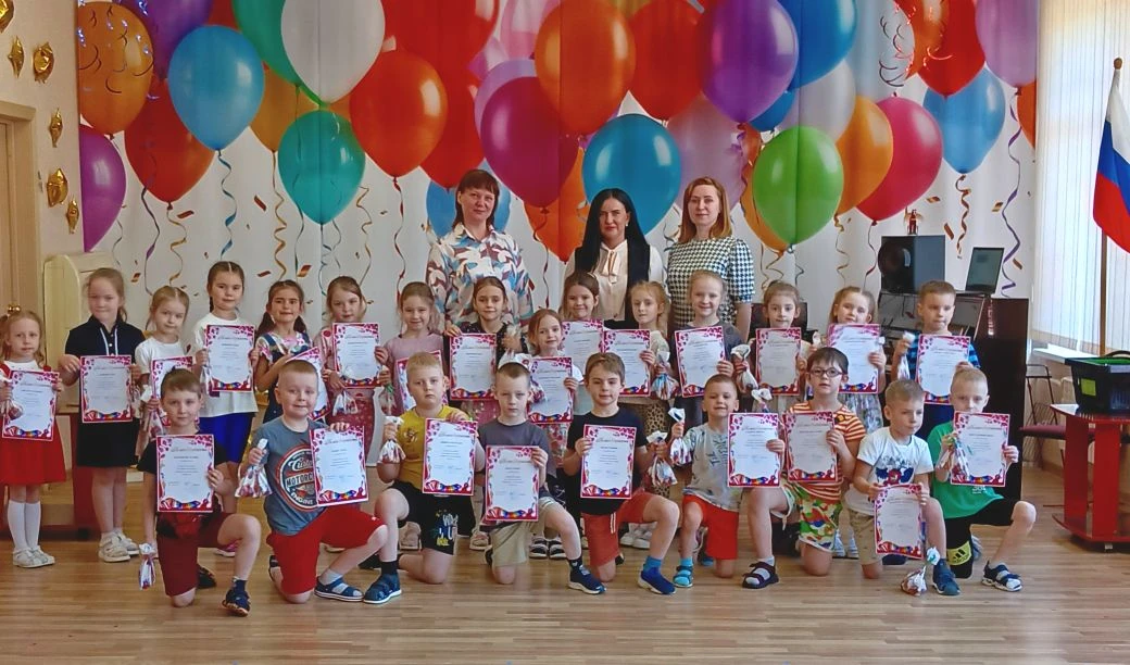 Каждый воспитанник, участвовавший в юбилейном концерте, получил сегодня от заведующего ...