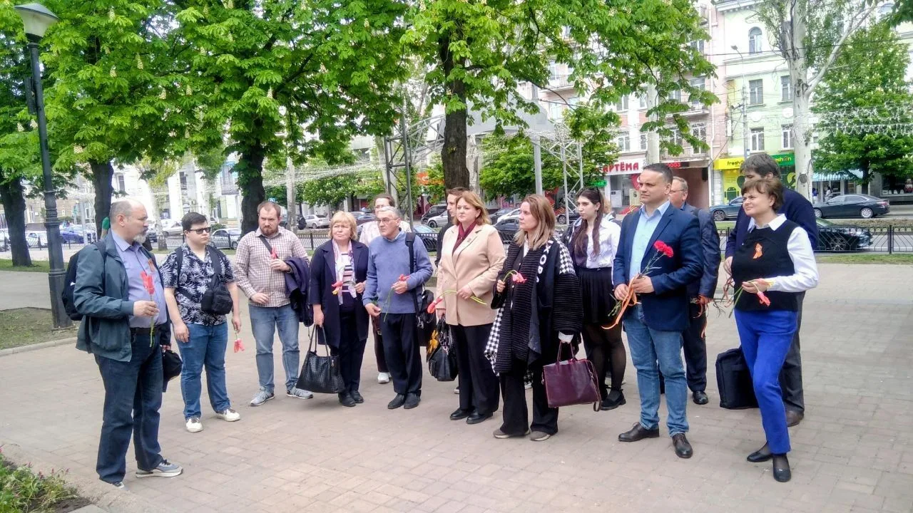Студенты и преподаватели ДонГУ провели мероприятия у памятника генералу Гурову  7 мая преподаватели 