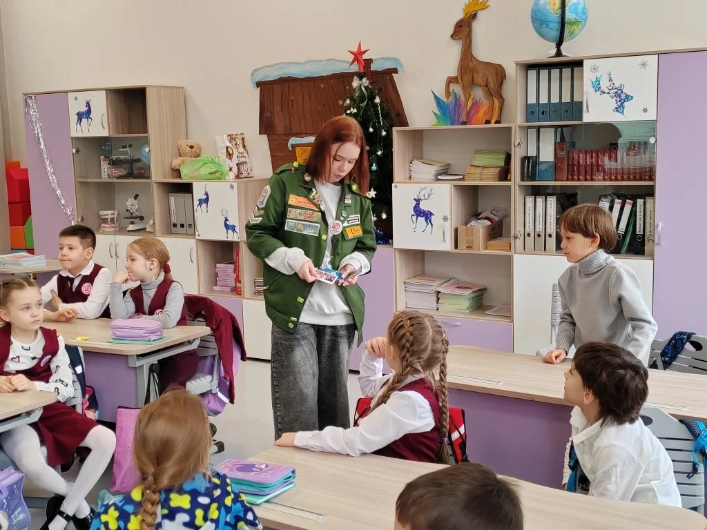 ✨ Студенческий отряд в начальной школе! ✨   В честь Дня студента учащиеся ВУЗов отправились дарить р