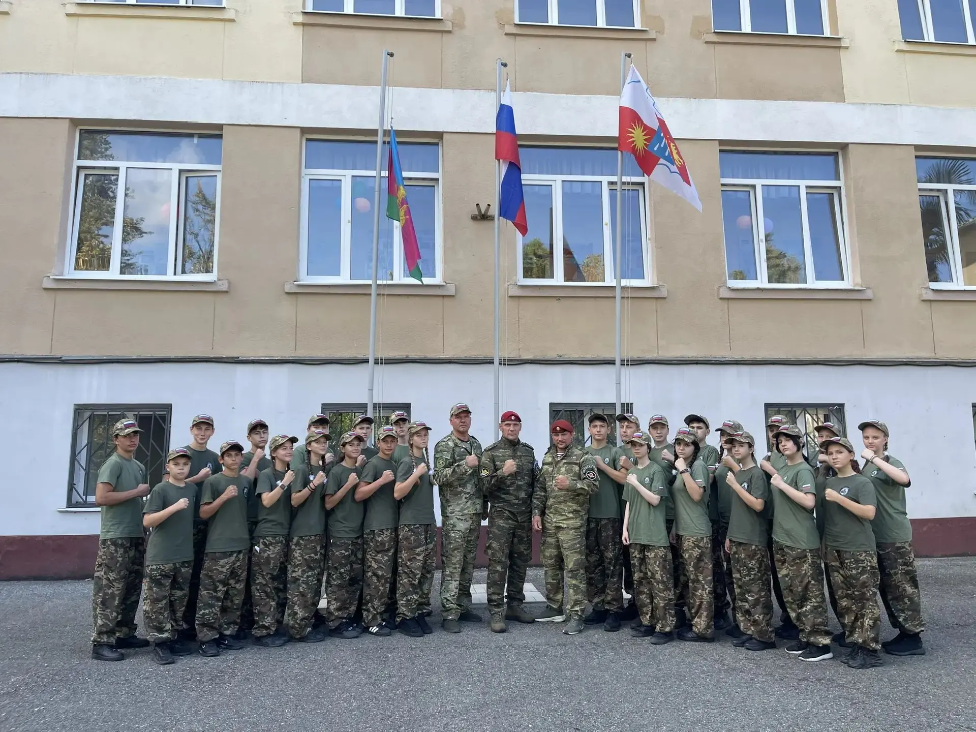 Встреча поколений: бойцы спецназа провели урок мужества для кадетов и юнармейцев