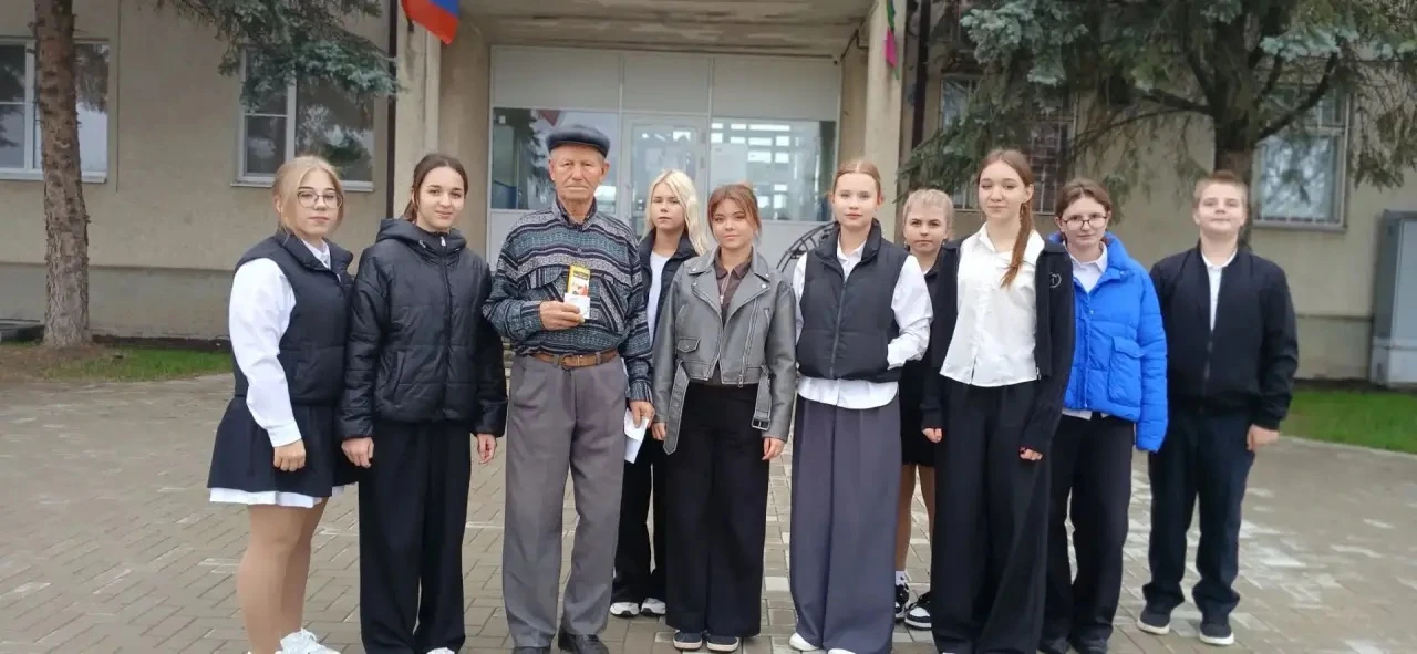Волонтеры Крыловского района вышли на улицы, чтобы поздравить жителей старшего поколени...