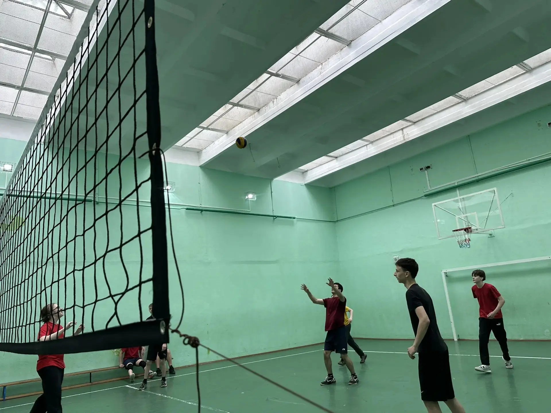 🏐 Кто сказал, что учителя только оценки ставят? Сегодня они ставили блоки и подачи!  В нашей школе п